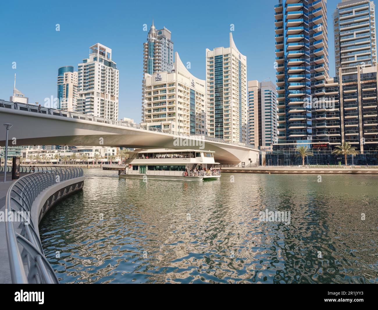 Dubaï, Émirats arabes Unis, 23 mars 2023: Vue sur la marina de Dubaï , architecture moderne étonnante et belle baie, meilleur endroit pour visiter au Moyen-orient Banque D'Images