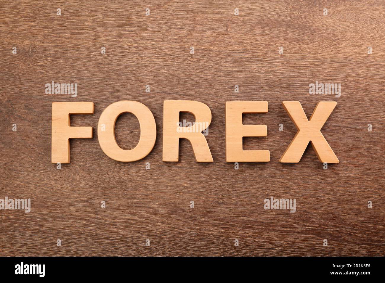 Word Forex fait de lettres sur table en bois, vue de dessus Banque D'Images