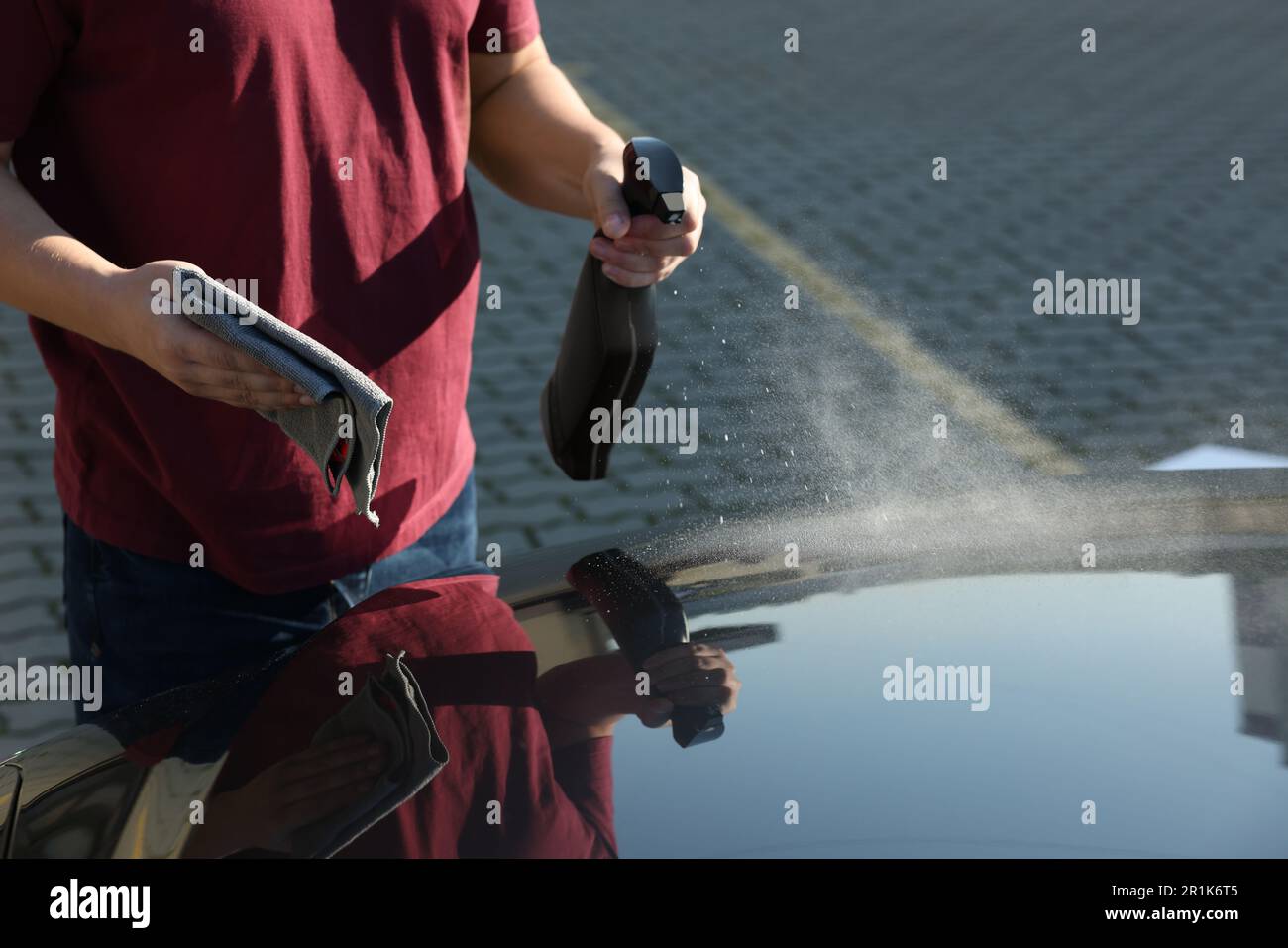 Homme nettoyant le capot de voiture à l'extérieur, vue rapprochée Banque D'Images