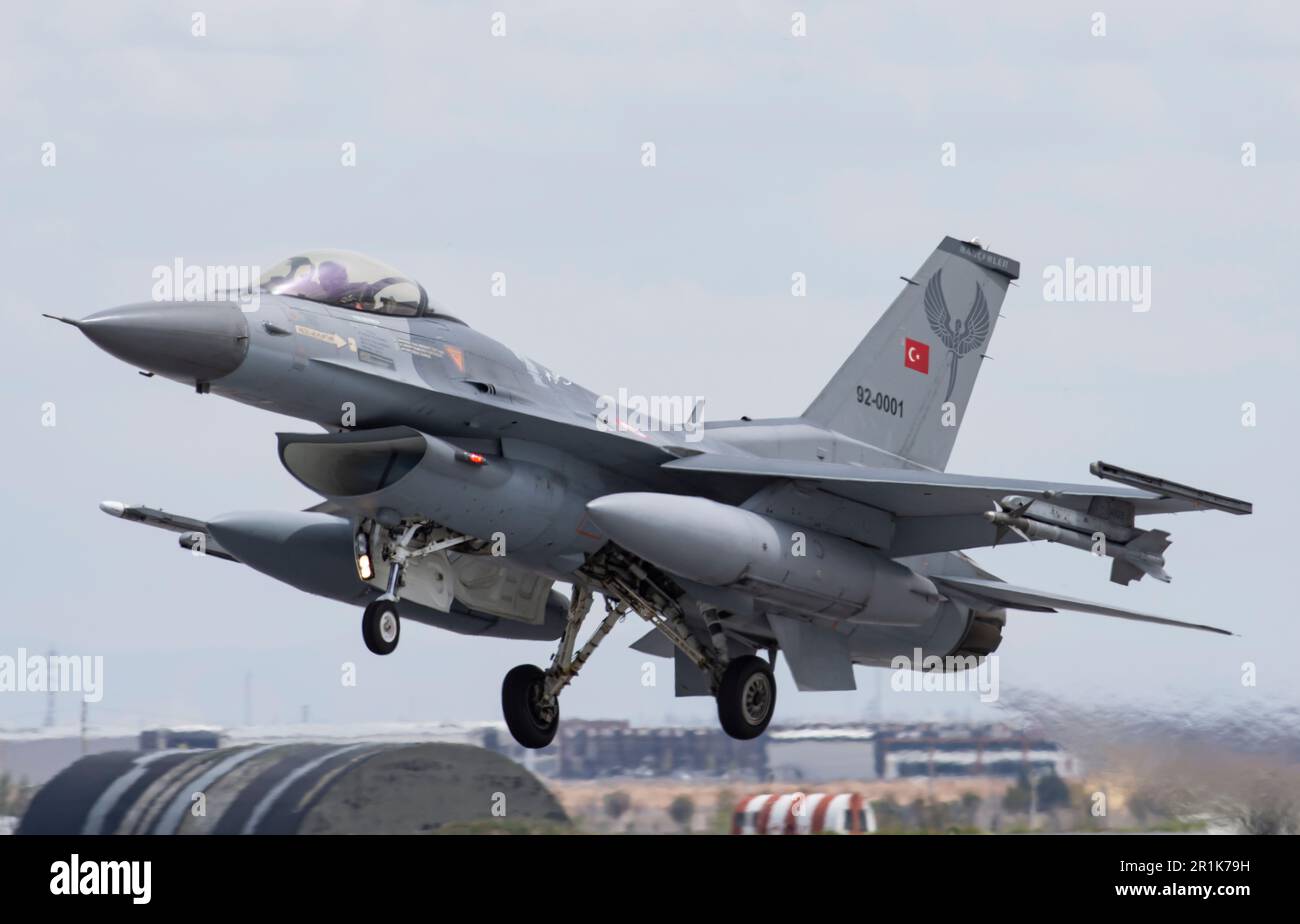 F-16C bloc 40 Faucon de combat décollage Konya Anatolian Eagle exercices (92-0001) de 191 Filo Hancer 'dagger' basé à Konya 3. Jet principal 132. escadron Banque D'Images