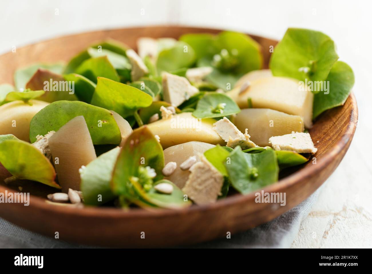 Salade avec des purées d'hiver, des battements de peats blancs marinés et des feta végétaliens faits maison. Banque D'Images