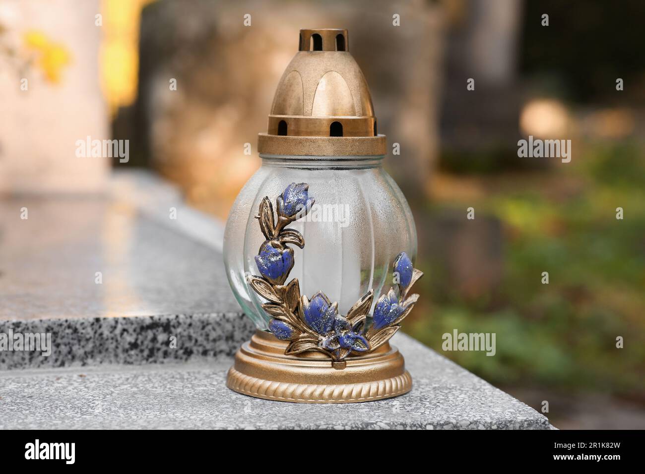 Lanterne grave sur la surface en granit dans le cimetière Photo Stock -  Alamy