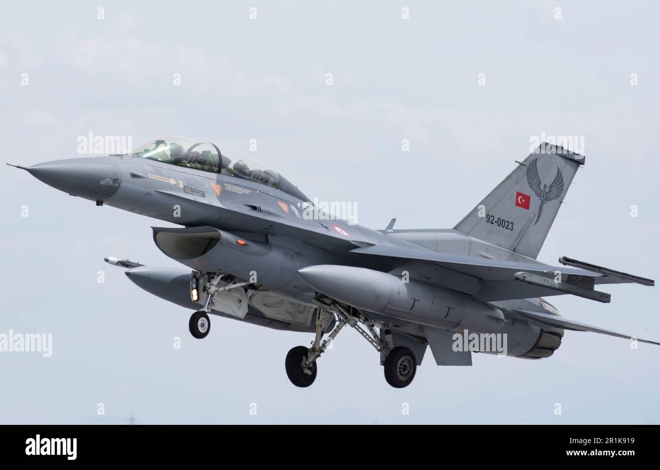 F-16D Faucon de combat de décollage Konya Anatolian Eagle exercices (92-0023) de 191 Filo Hancer 'dagger' basé à Konya 3. Jet principal 132. escadron Banque D'Images