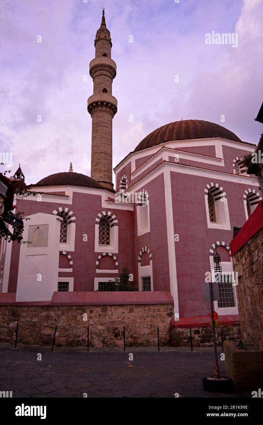 Vue sur la mosquée de Suleiman le magnifique sur l'île de Rhodes. Rues vides, chutes de feuilles, le dôme du temple, le minaret de la mosquée Banque D'Images