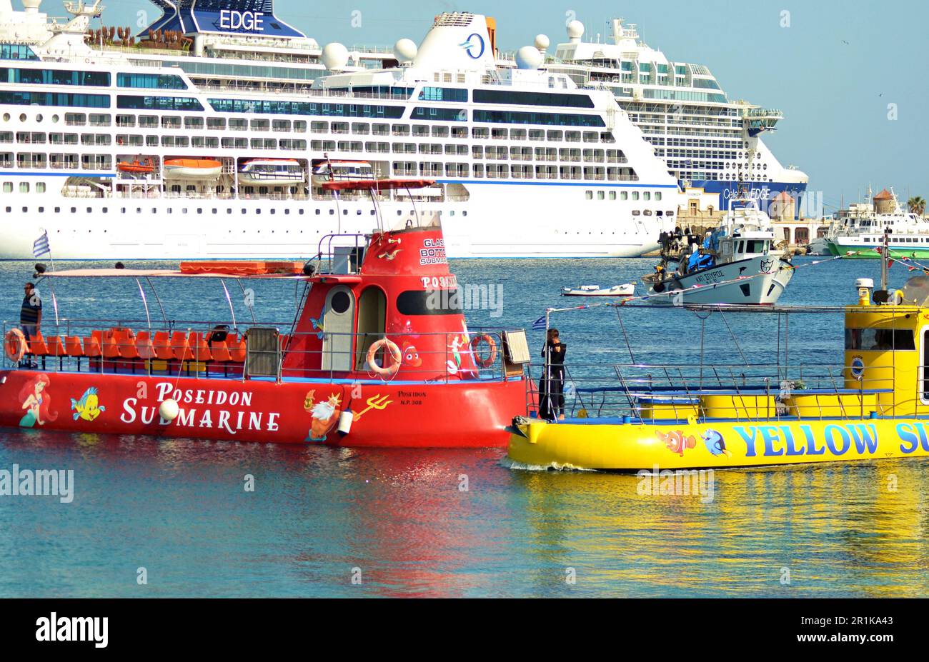 Un sous-marin récréatif rouge et jaune fait une route touristique 09.05.2022. Les grands bateaux de croisière sont amarrés dans le port, les fenêtres de cabine Banque D'Images