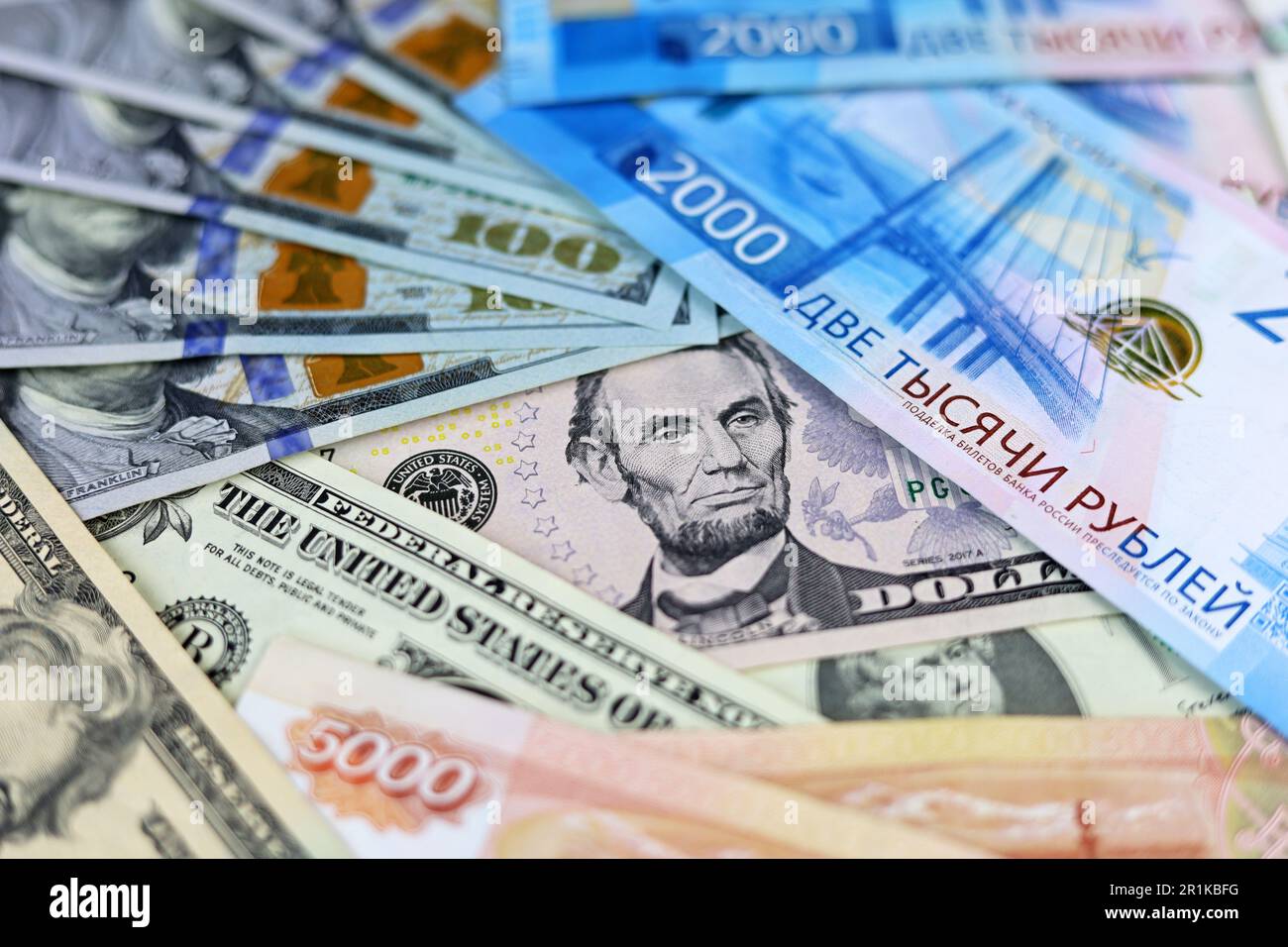 Dollars AMÉRICAINS et roubles russes. Concept de taux de change, sanctions américaines contre la Russie Banque D'Images