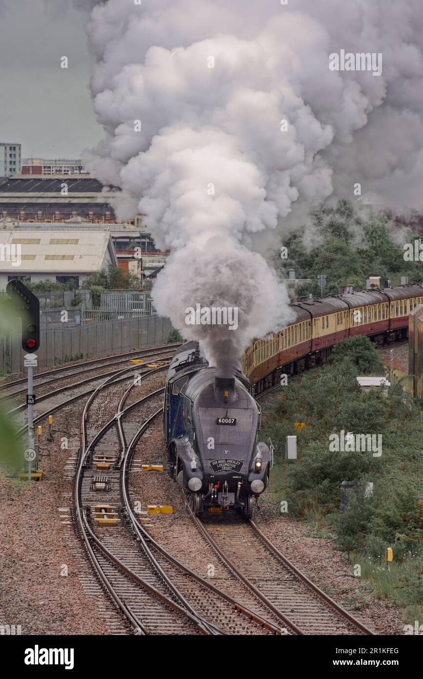 La belle locomotive à vapeur le Sir Nigel Gresley A4 sort de la charmante gare de Bristol Temple Meads Banque D'Images