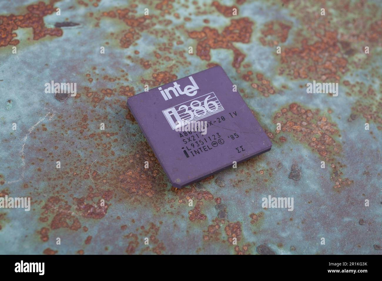 KIEV, UKRAINE - 22 avril 2020. Processeur Intel 386 sur fond métallique rouillé. Banque D'Images