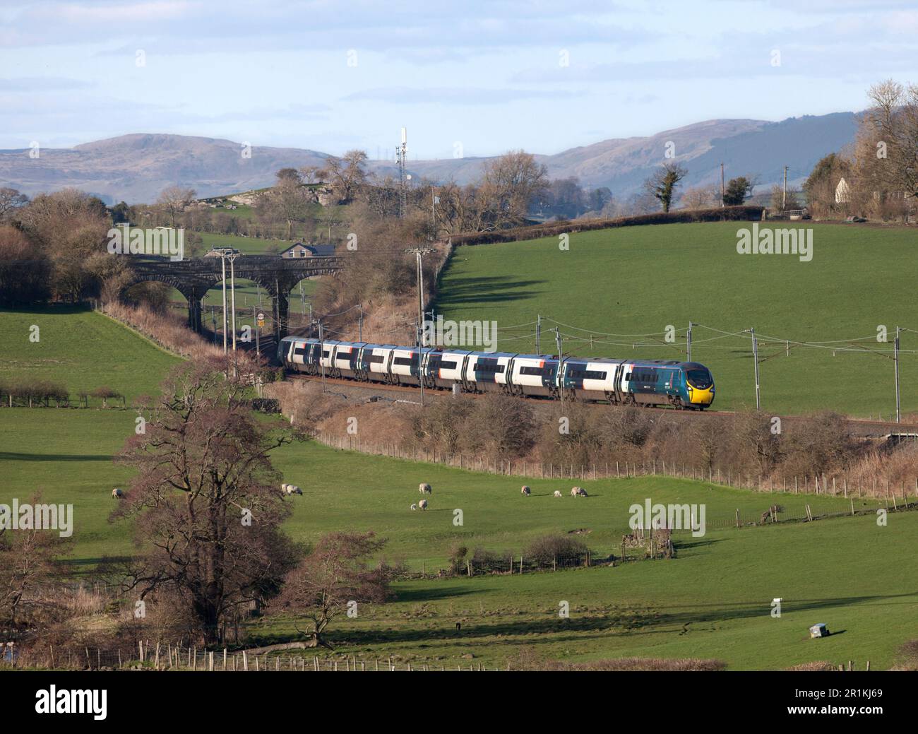 Avanti West Coast Alstom Pendolino train traversant la campagne de Cumbria sur la ligne principale de la côte ouest Banque D'Images