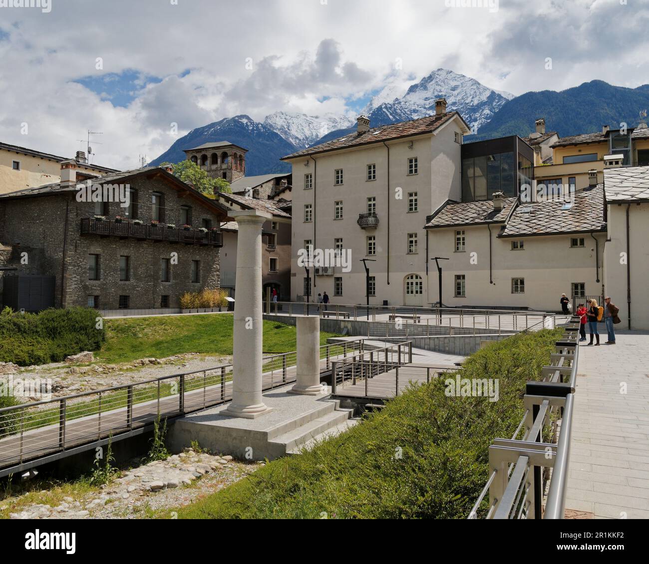 Ruines romaines antiques dans la ville d'Aoste, Vallée d'Aoste, NW Italy.Snow Cap alpes derrière. Banque D'Images