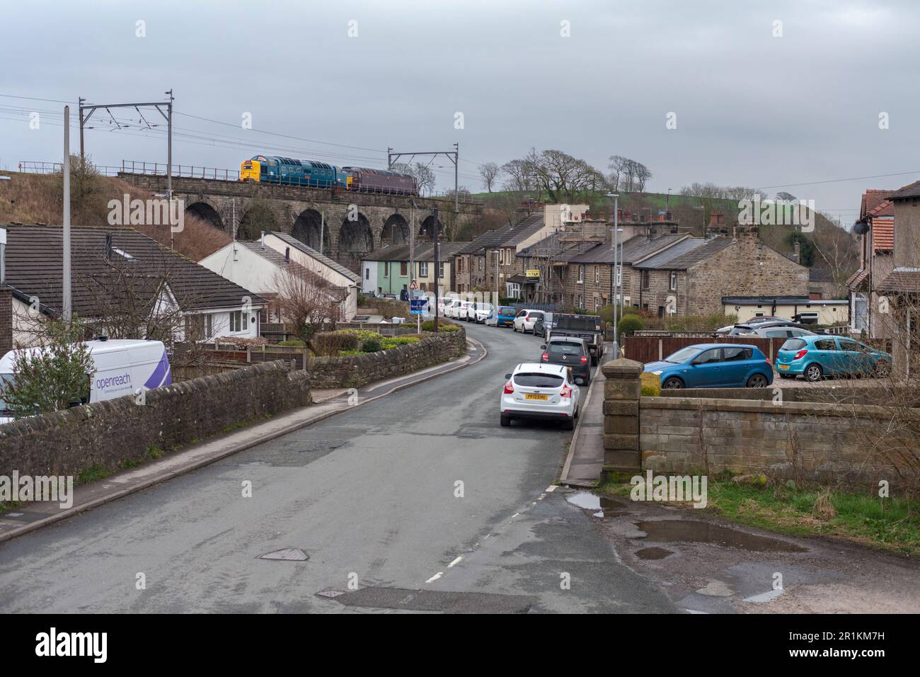 Locomotive Deltic conservée de classe 55 sur une ligne principale de traite sur la ligne principale de la côte ouest avec un chemin de fer de la côte ouest de classe 57 traversant le viaduc de Galgate Banque D'Images