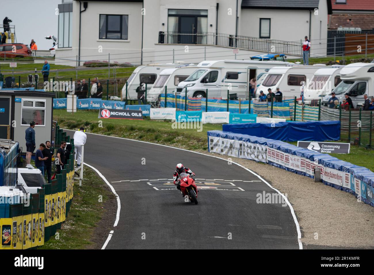 Portstewart, Royaume-Uni. 13th mai 2023. Anthony Redmond termine son premier tour de la course Superbike 2023 Northwest200 qui est sponsorisé par Merrow Hotel and Spa crédit: Bonzo/Alay Live News Banque D'Images