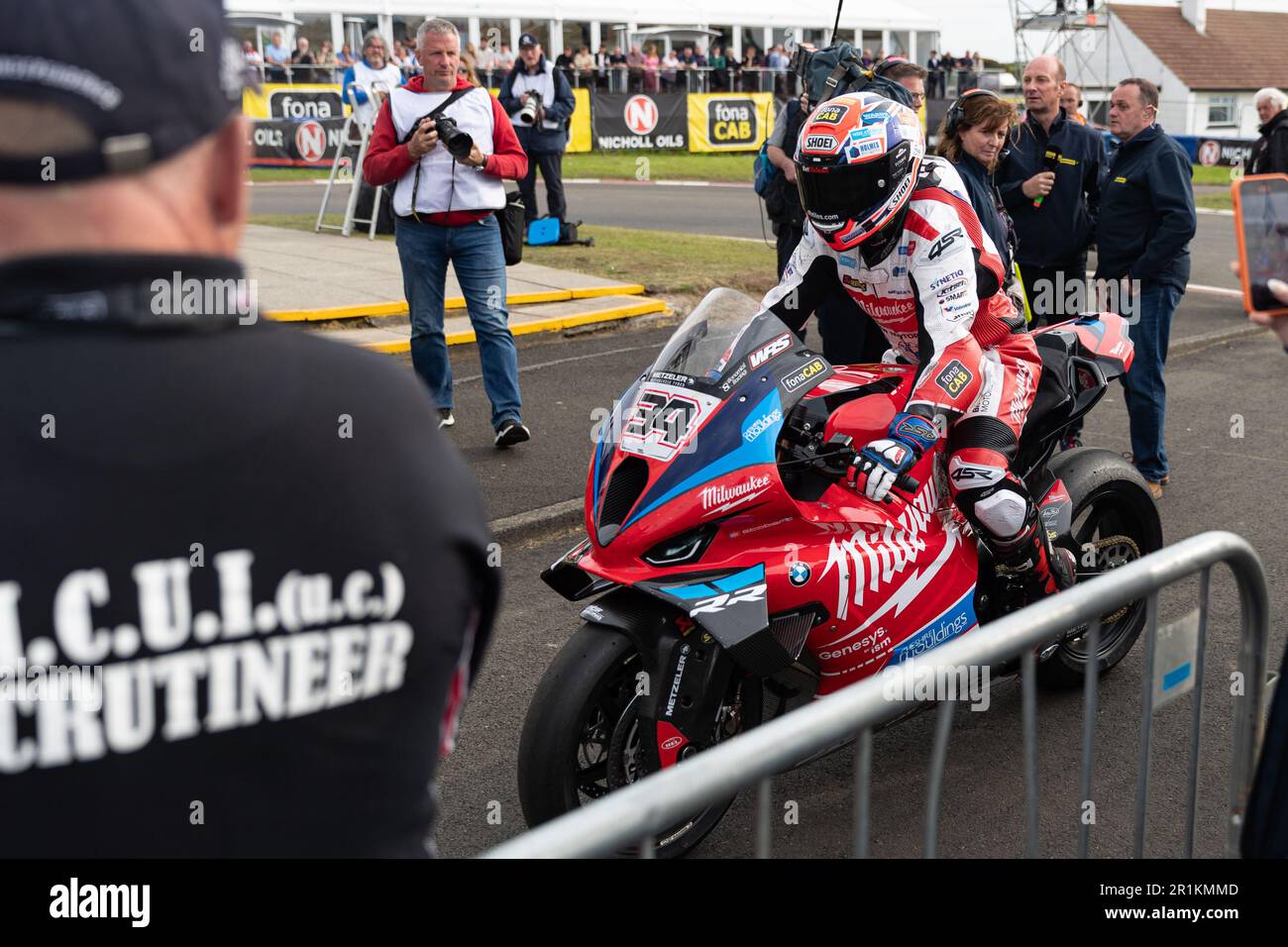 Portstewart, Royaume-Uni. 13th mai 2023. Alastair Seeley entrant dans la zone des scrutateurs après la course Superbike Northwest200 qui est sponsorisée par Merrow Hotel and Spa crédit: Bonzo/Alay Live News Banque D'Images