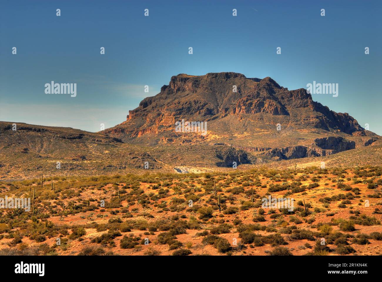 Des montagnes spectaculaires dans le désert avec un ciel bleu profond Banque D'Images