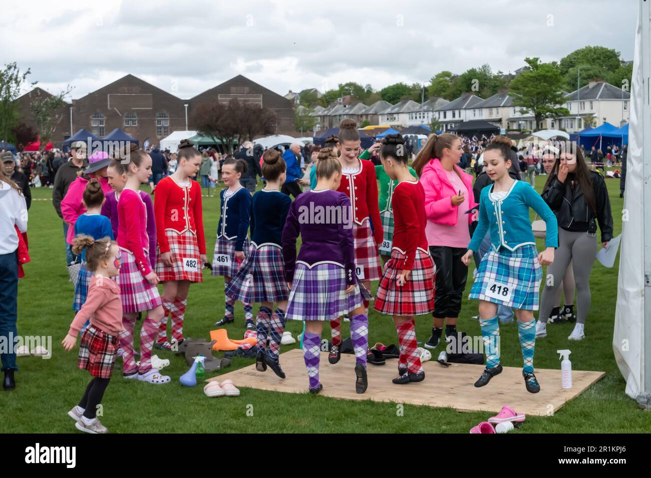 Gourock, Écosse, Royaume-Uni. 14th mai 2023. Les Jeux annuels Gourock Highland, qui célèbrent la culture écossaise traditionnelle avec des concours de groupes de tubes, de danse des hautes terres, des jeux traditionnels des hautes terres, se tiennent dans le cadre pittoresque de Battery Park. Credit: SKULLY/Alay Live News Banque D'Images