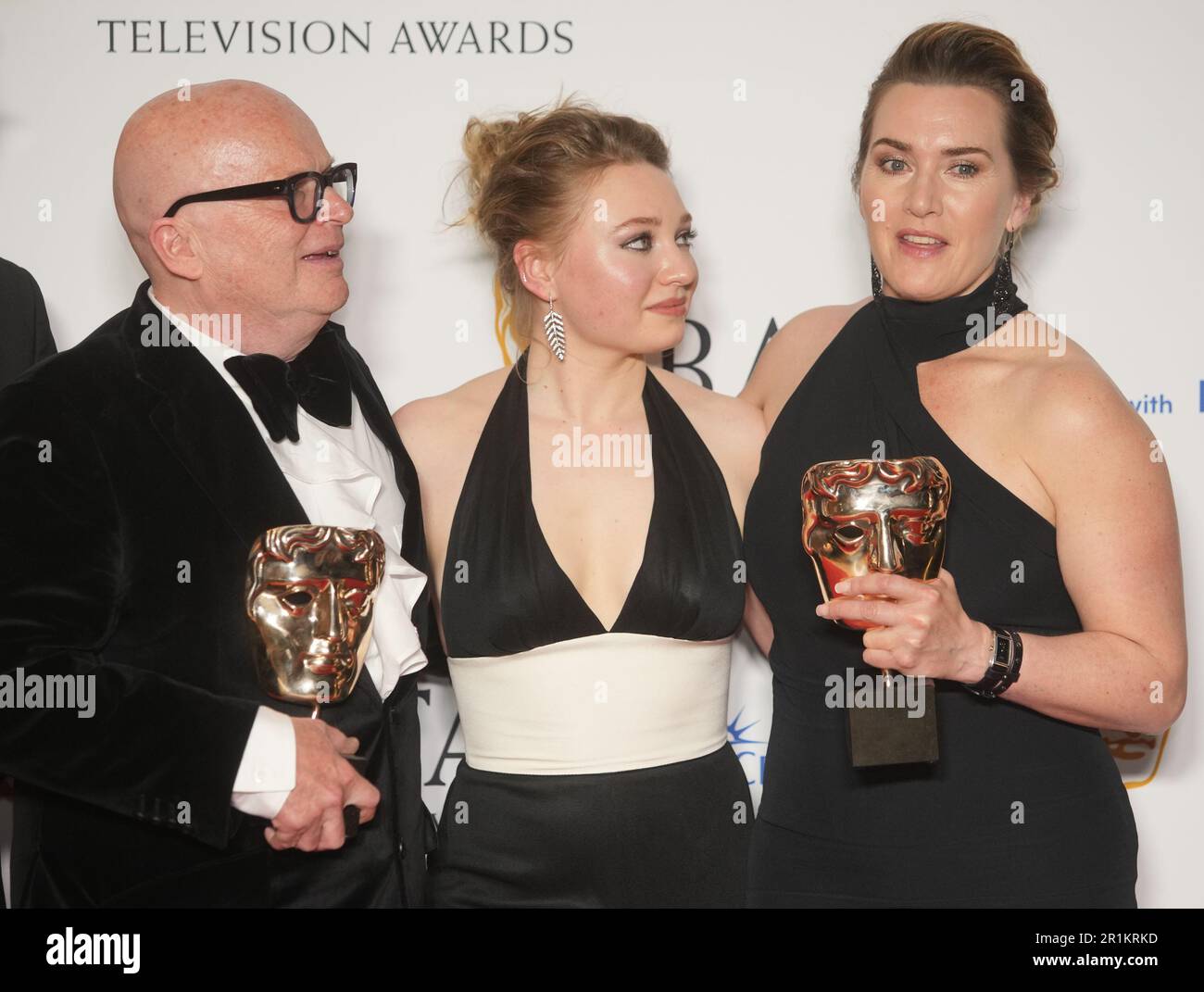 Dominic Savage, Mia Threapleton et Kate Winslet avec le prix pour le simple drame, pour moi Ruth aux BAFTA Television Awards 2023 au Royal Festival Hall, Londres. Date de la photo: Dimanche 14 mai 2023. Banque D'Images