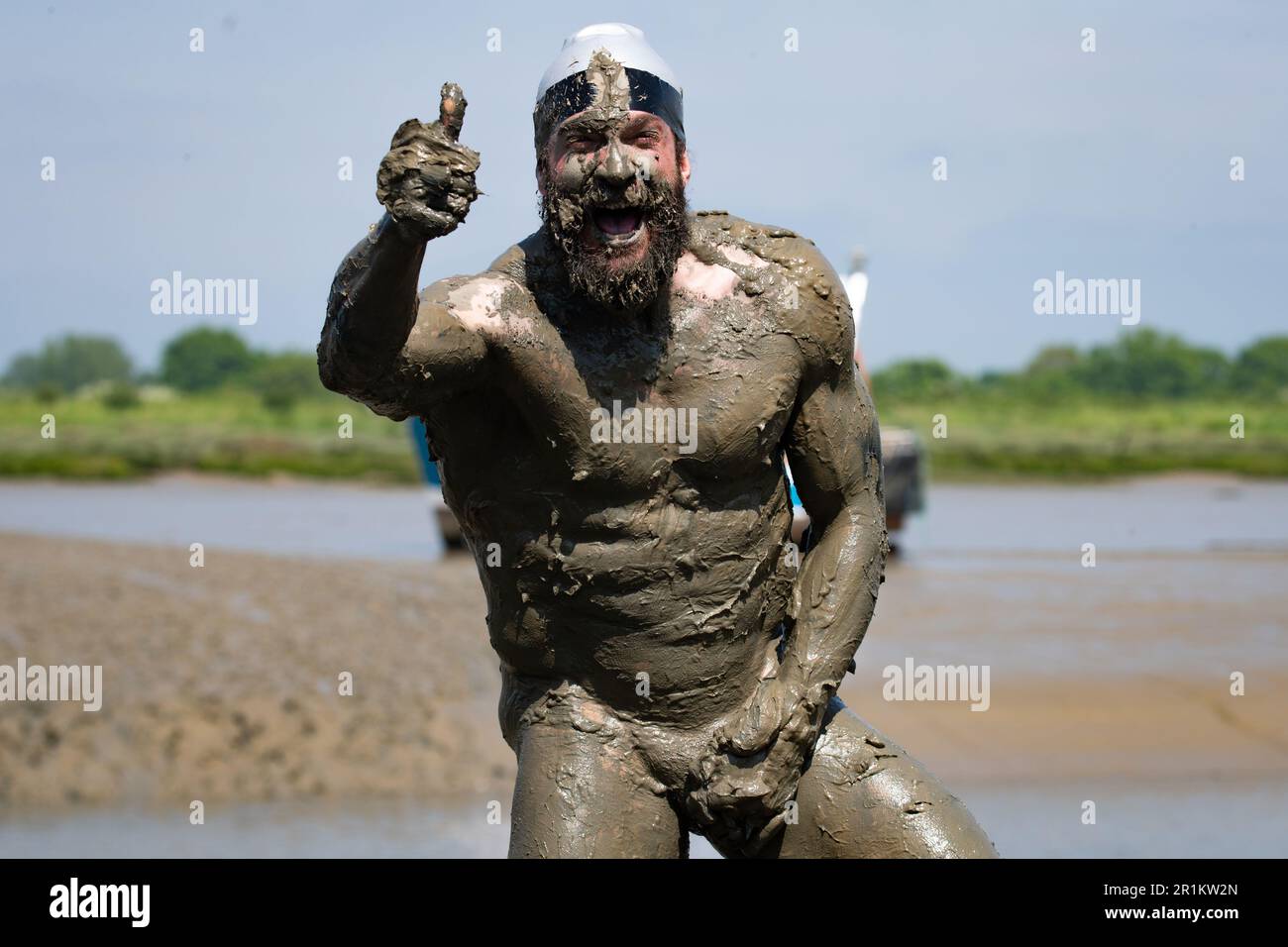 Maldon, Essex, Royaume-Uni. 14th mai 2023. Les concurrents prennent part à la course Maldon Mud, la course de boue se compose d'un tiret de 500 mètres sur la rivière Blackwater et date de 1973. Crédit : Lucy North/Alamy Live News Banque D'Images
