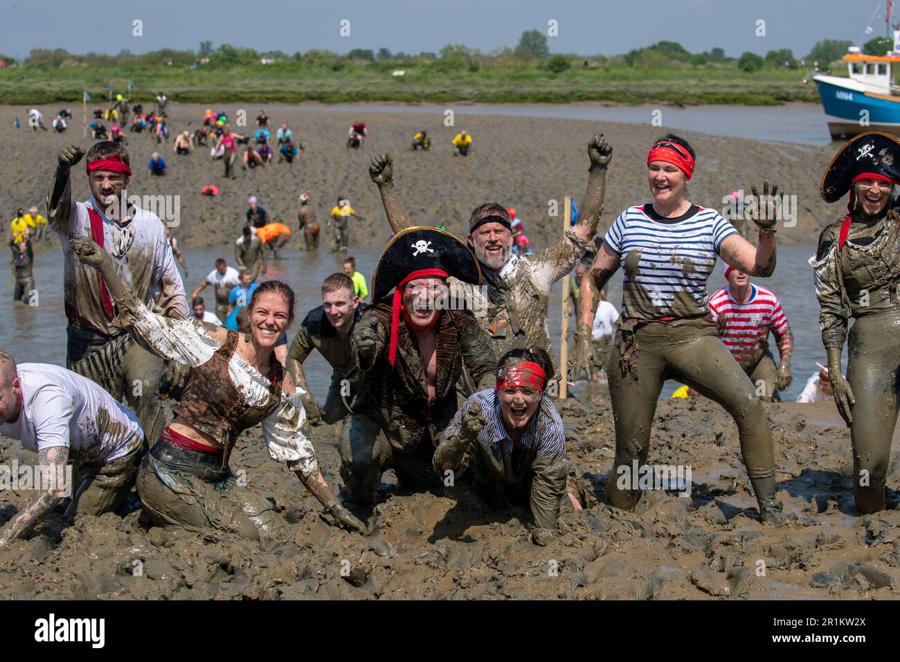 Maldon, Essex, Royaume-Uni. 14th mai 2023. Les concurrents prennent part à la course Maldon Mud, la course de boue se compose d'un tiret de 500 mètres sur la rivière Blackwater et date de 1973. Crédit : Lucy North/Alamy Live News Banque D'Images