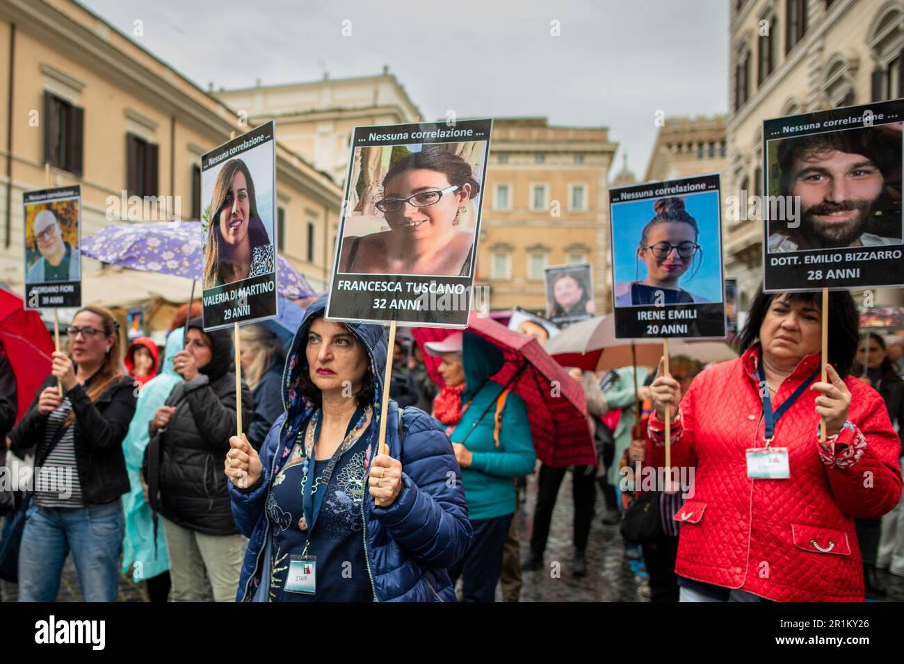 Rome, Italie. 13th mai 2023. Les manifestants tiennent plusieurs pancartes avec des photos de victimes présumées du vaccin anti-covid19 avec l'en-tête « aucune relation ». Edition romaine sur la Piazza Santi Apostoli de l'événement « Effetti Avvar » (effets indésirables) pour sensibiliser le public aux décès présumés dus aux effets secondaires du vaccin anti-covid19, aux cas présumés de malversations médicales et/ou aux effets de covid19 non traités de manière appropriée. Sur de nombreuses places, des associations proches de la zone souveraine, de la zone du déni et de la région du nomax se sont jointes. Crédit : SOPA Images Limited/Alamy Live News Banque D'Images