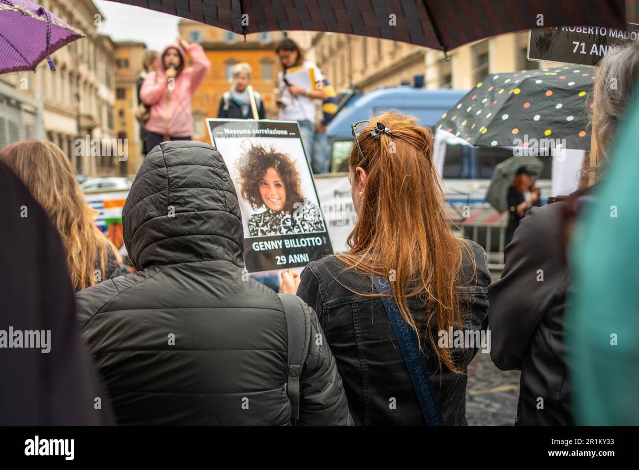 Rome, Italie. 13th mai 2023. Un manifestant tient une plaque avec une photo d'une victime présumée du vaccin anti-covid19. Edition romaine sur la Piazza Santi Apostoli de l'événement « Effetti Avvar » (effets indésirables) pour sensibiliser le public aux décès présumés dus aux effets secondaires du vaccin anti-covid19, aux cas présumés de malversations médicales et/ou aux effets de covid19 non traités de manière appropriée. Sur de nombreuses places, des associations proches de la zone souveraine, de la zone du déni et de la région du nomax se sont jointes. Crédit : SOPA Images Limited/Alamy Live News Banque D'Images