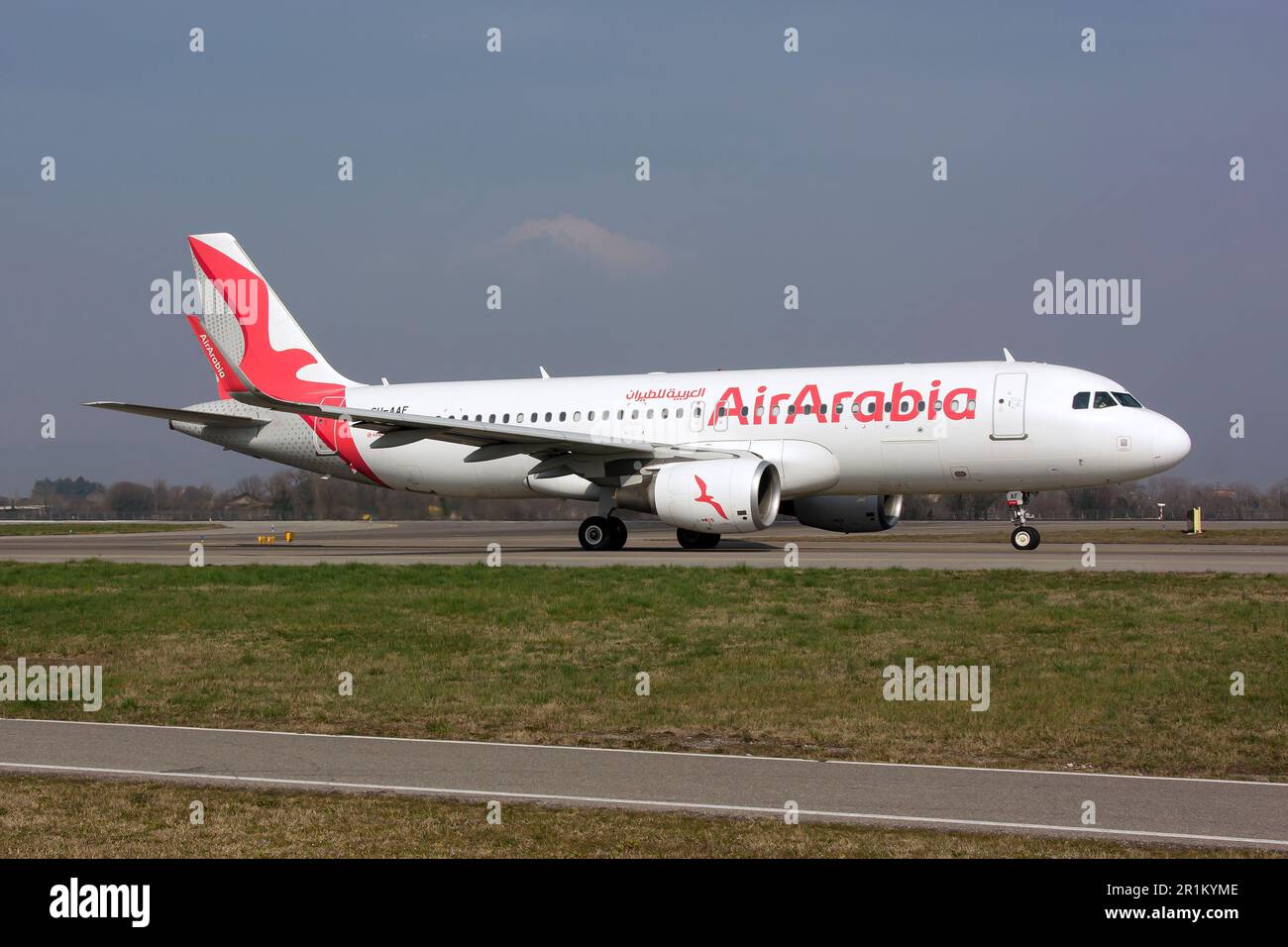 Un taxi Air Arabia Egypte Airbus 320 au départ de l'aéroport de Milan Bergame Orio al Serio. Air Arabia Egypt est un transporteur à bas prix basé en Egypte. La compagnie aérienne est une filiale d'Air Arabia. Le siège social est au Caire, en Égypte. Banque D'Images