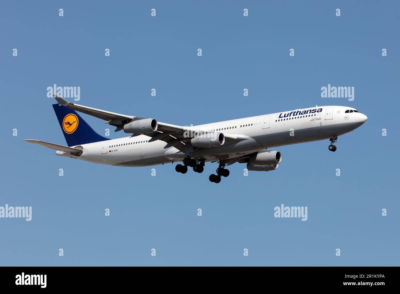 Un Airbus 340-300 de Lufthansa atterrit à l'aéroport international Pierre Elliott Trudeau de Montréal. Lufthansa est le porte-drapeau de l'Allemagne. Lorsqu'elle est associée à ses filiales, elle est la deuxième plus grande compagnie aérienne d'Europe en termes de passagers transportés après le transporteur à très bas prix Ryanair. Banque D'Images