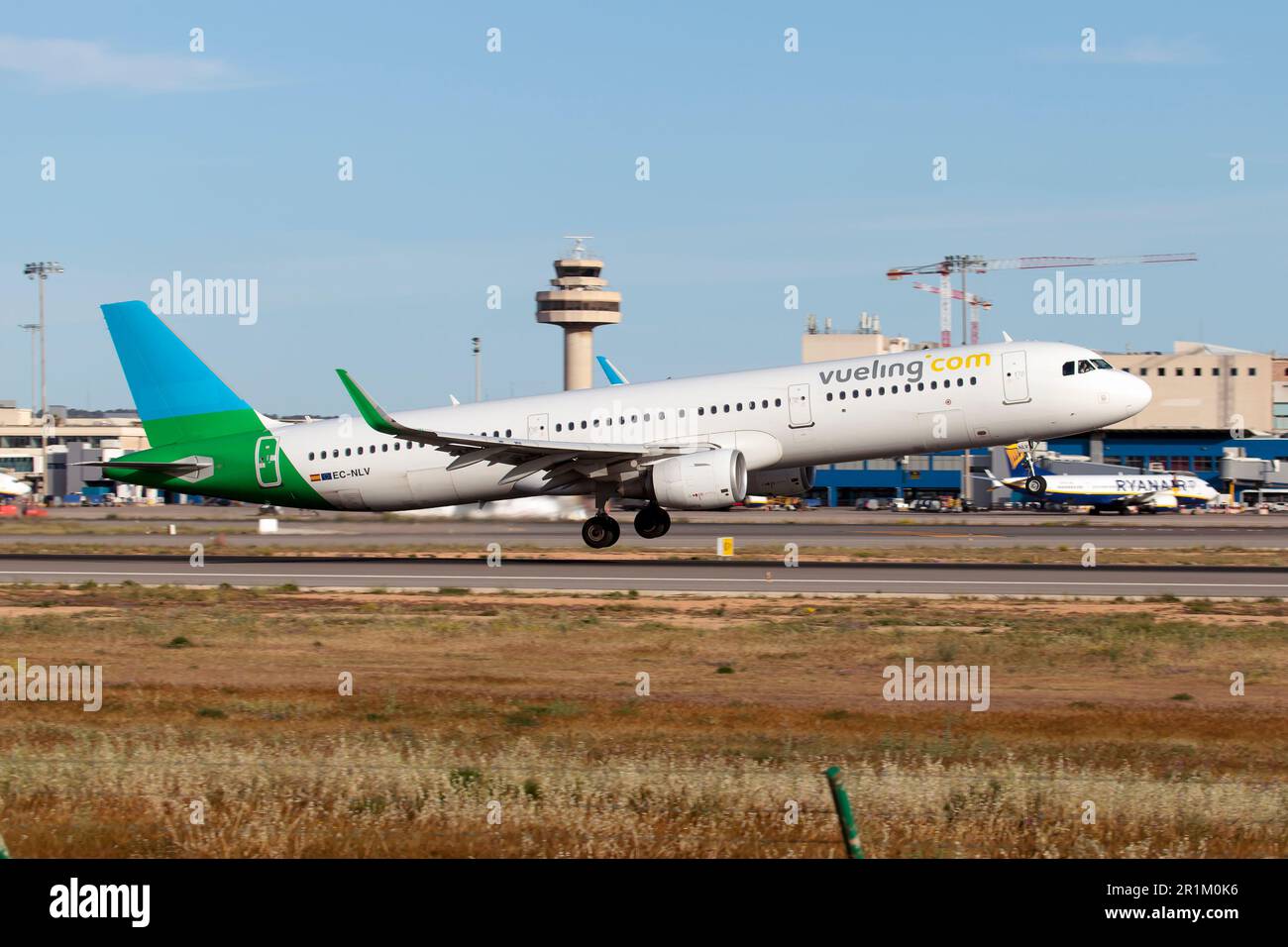 Un Airbus 321 Vueling partant de l'aéroport Palma de Mallorca son San Juan. L'aéroport de Palma de Majorque, également connu sous le nom de son Sant Joan Airport, est un aéroport international situé à l'est de Palma, Majorque, Espagne. L'aéroport peut prendre en charge 25 millions de passagers par an, ce qui en fait le troisième aéroport le plus occupé d'Espagne, après Madrid-Barajas et Barcelone-El Prat. L'aéroport est la base principale de la compagnie aérienne espagnole Air Europa et aussi un aéroport de centre d'intérêt pour Eurowings, EasyJet, Jet2.com, Ryanair et Vueling. (Photo de Fabrizio Gandolfo/SOPA Images/Sipa USA) Banque D'Images