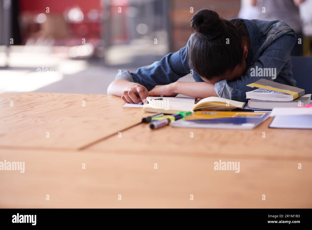 Je ne peux pas cerveau aujourd'hui. Un jeune professionnel de la création qui se lasse de son bureau. Banque D'Images