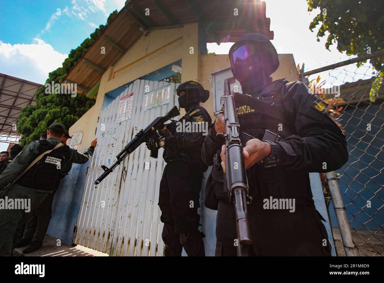 13 mai 2023, Ureña, Venezuela: Des militaires appartenant aux Forces armées nationales bolivariennes (FANB) surveillent les environs de la rive DE LA RIVIÈRE TÂ·chira, frontière naturelle entre le Venezuela et la Colombie, au cours d'opérations militaires pour la défense et la protection du passage frontalier. Selon des sources officielles, il y a eu un déploiement de plus de 1 300 soldats ainsi que des policiers appartenant aux différentes composantes des forces armées vénézuéliennes, à travers une opération dont l'objectif principal est de contrôler les routes illégales appelées « Trochas » pour traverser la frontière et, de cette manière, réduire c Banque D'Images