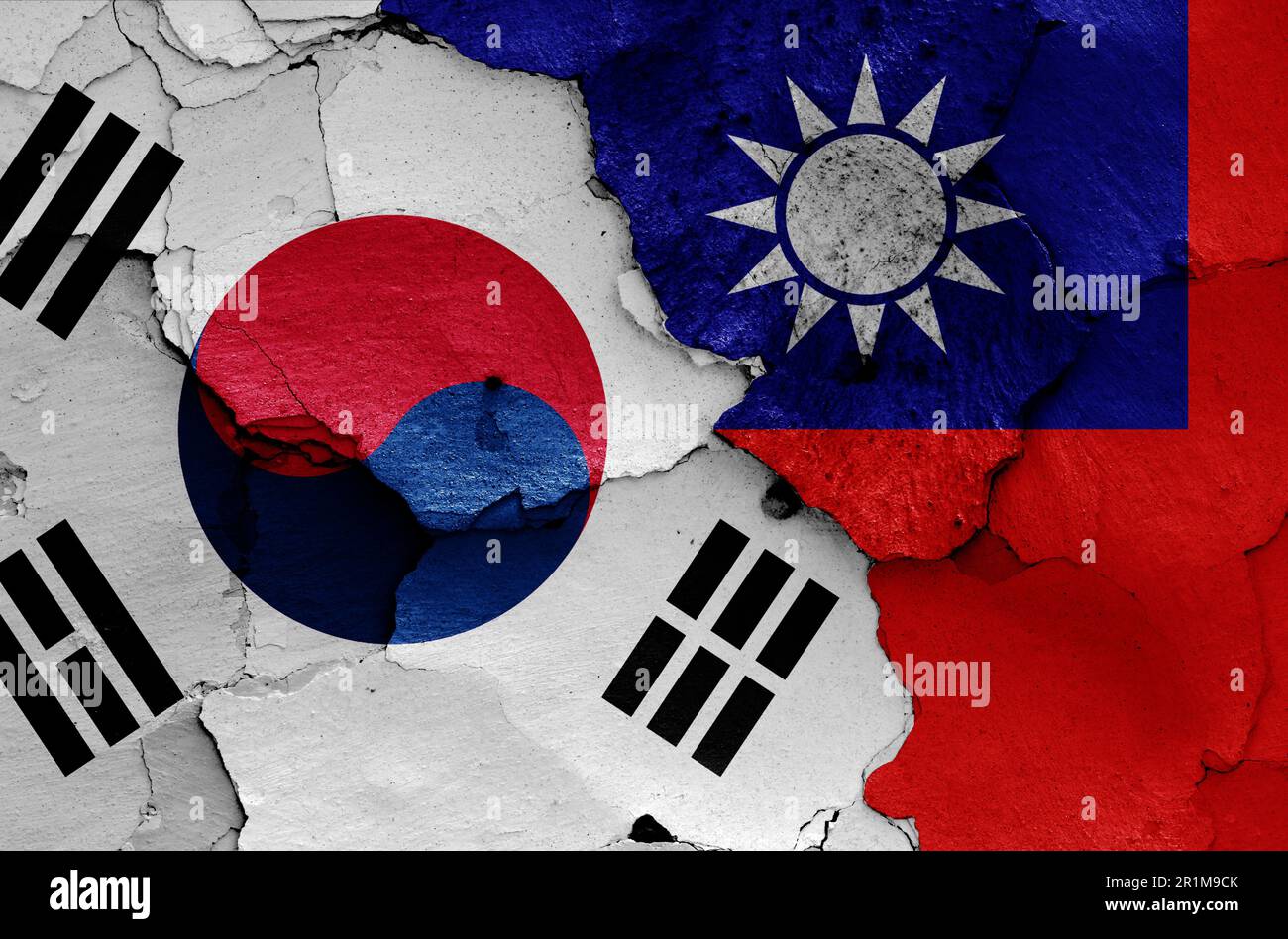 Les drapeaux de la Corée du Sud et de Taïwan sont peints sur un mur fissuré Banque D'Images