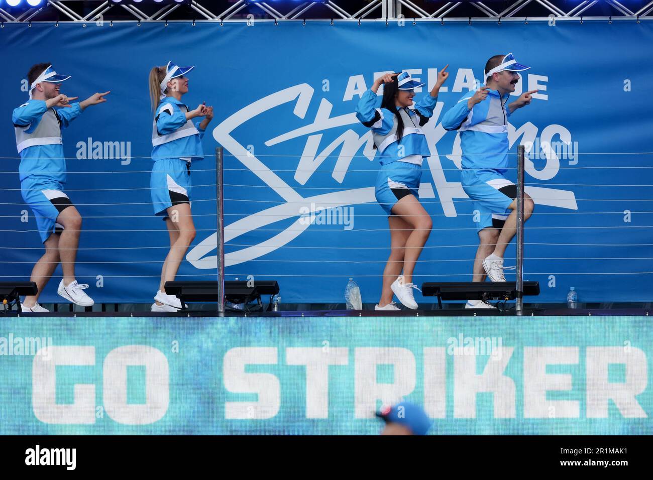 Adélaïde, Australie, 23 décembre 2021. Les danseuses du striker lors du match de cricket de la Big Bash League entre les strikers d'Adélaïde et Brisbane chauffent à l'Adelaide Oval sur 23 décembre 2021 à Adélaïde, en Australie. Crédit : Peter Mundy/Speed Media/Alay Live News Banque D'Images