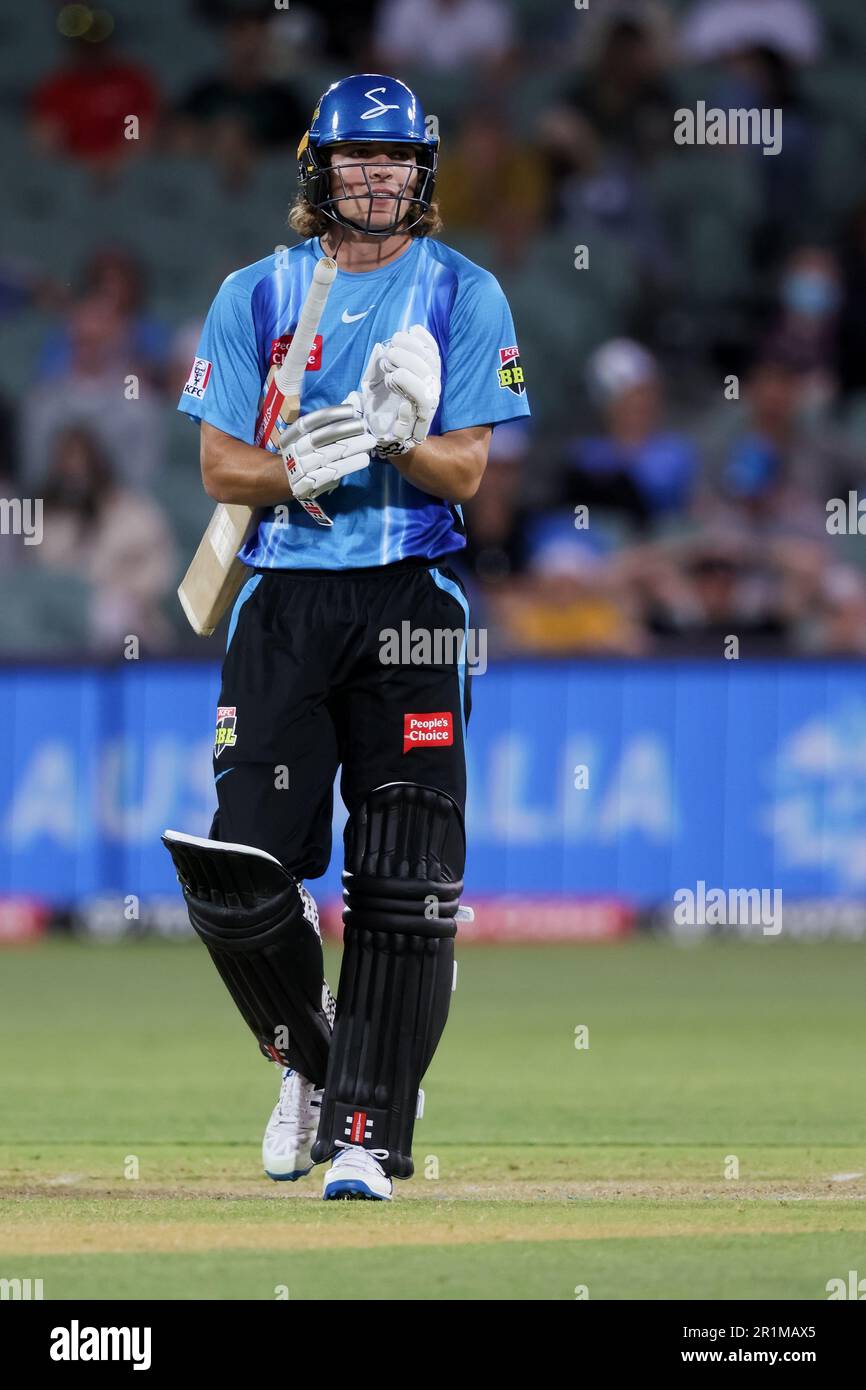 Adélaïde, Australie, 23 décembre 2021. Thomas Kelly, des grévistes d'Adélaïde, lors du match de cricket de la Big Bash League entre les grévistes d'Adélaïde et Brisbane Heat à l'Adelaide Oval sur 23 décembre 2021 à Adélaïde, en Australie. Crédit : Peter Mundy/Speed Media/Alay Live News Banque D'Images