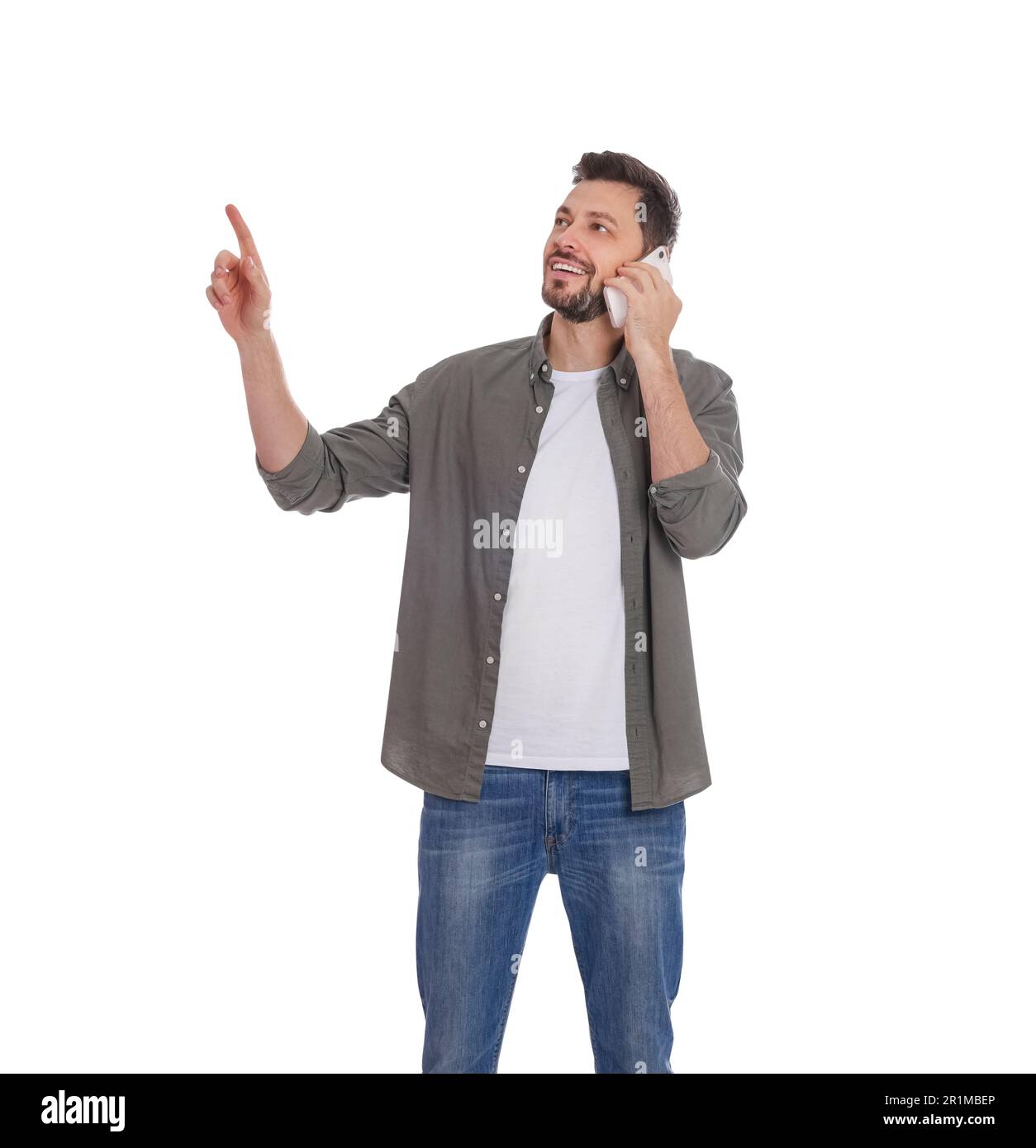 Homme parlant au téléphone sur fond blanc Banque D'Images