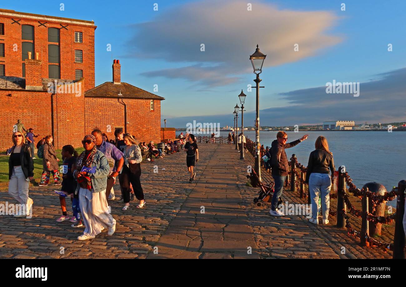 Promenade de la rivière Mersey au crépuscule, Albert Dock, Pierhead, Liverpool, Merseyside, Angleterre, Royaume-Uni, Banque D'Images