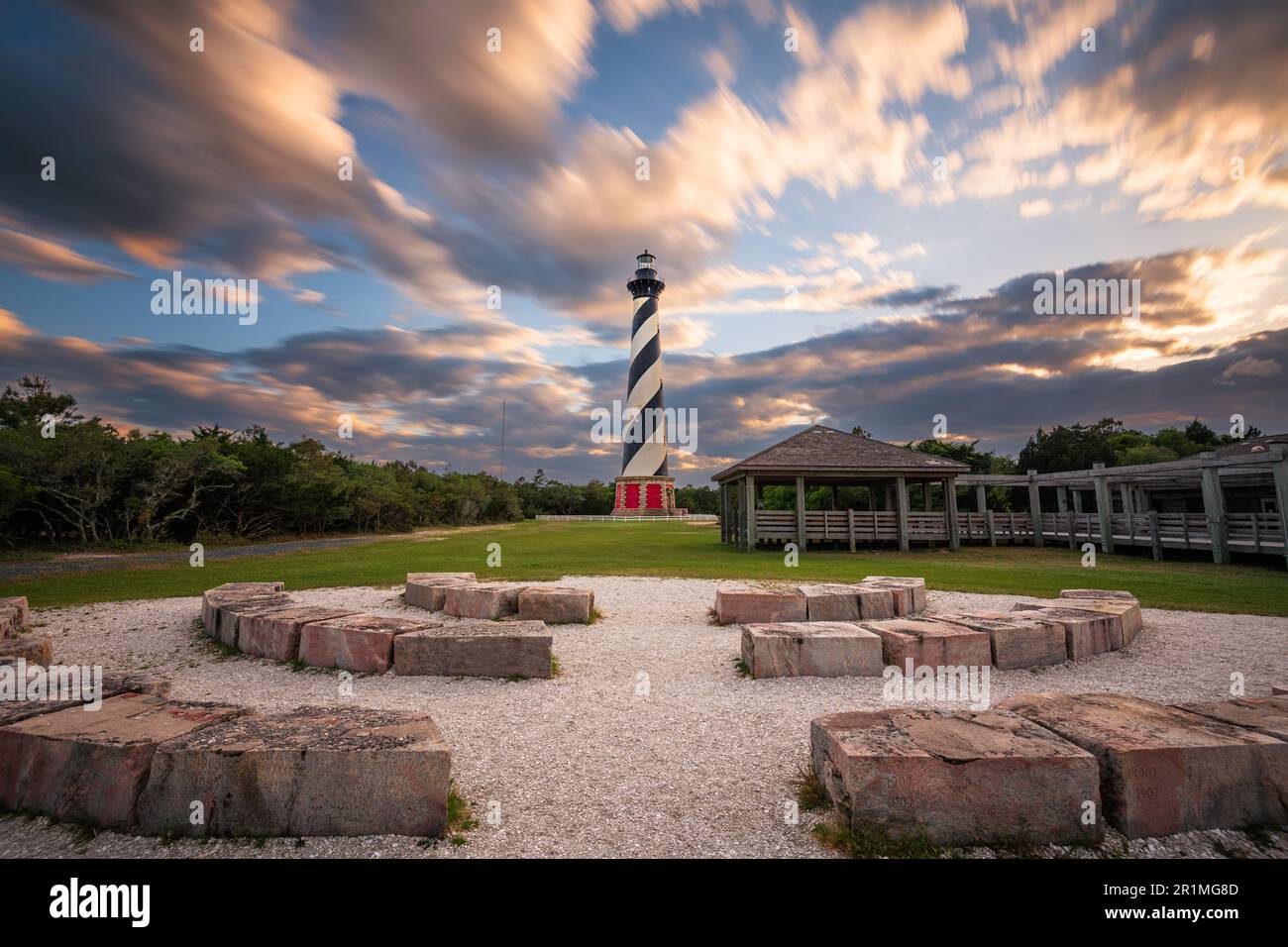 Cape Hatteras Lighthouse dans les rives extérieures de la Caroline du Nord, États-Unis au crépuscule. Banque D'Images