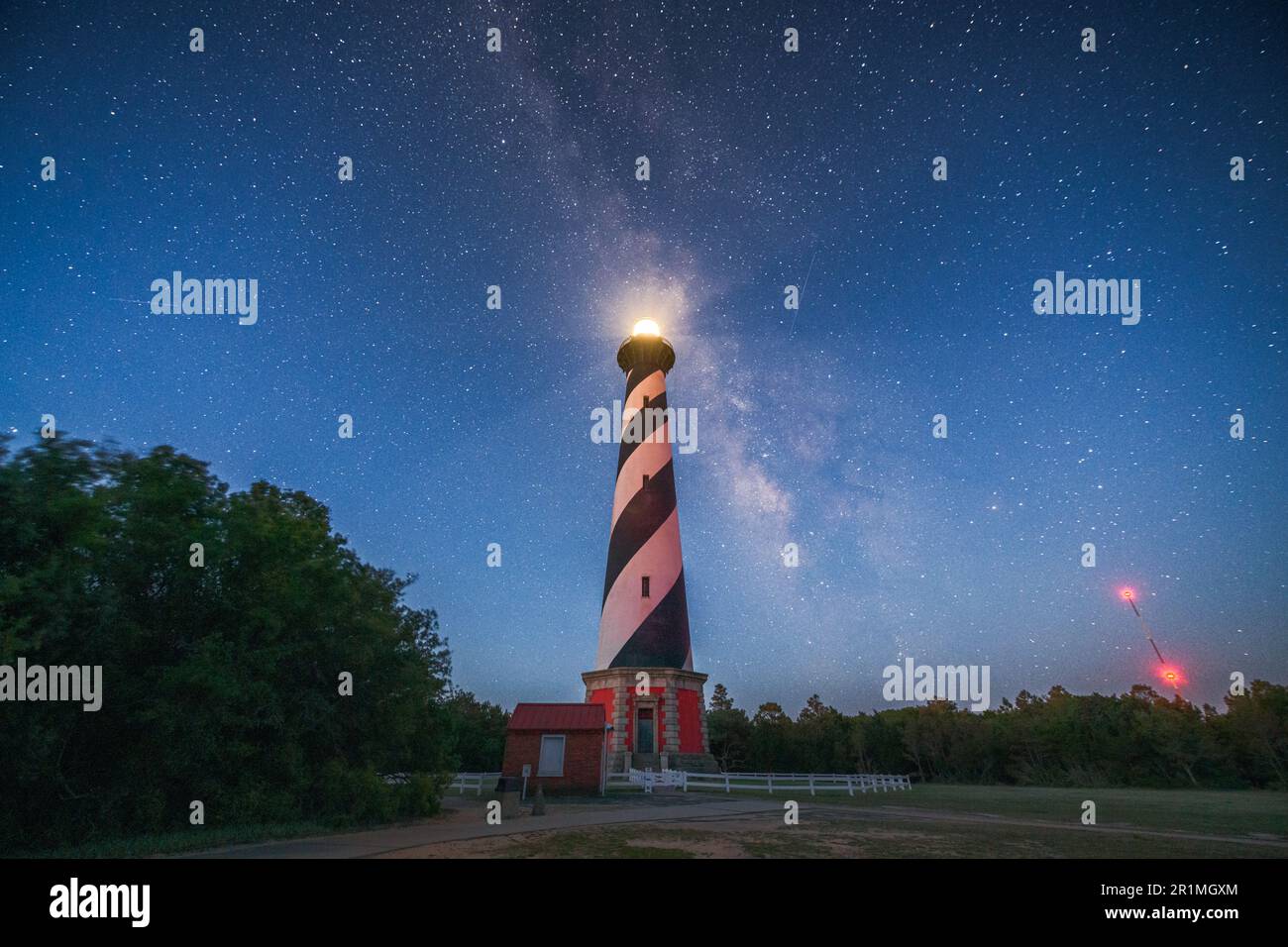 Cape Hatteras Lighthouse dans les rives extérieures de la Caroline du Nord, États-Unis avec la voie laiteuse. Banque D'Images