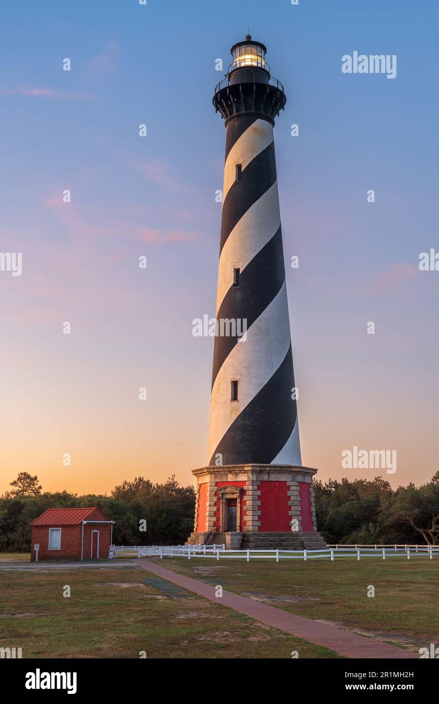 Cape Hatteras Lighthouse dans les rives extérieures de la Caroline du Nord, États-Unis à l'aube. Banque D'Images