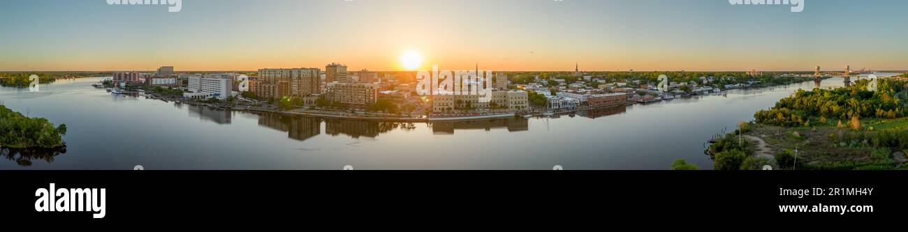 Wilmington, Caroline du Nord, États-Unis panorama du centre-ville sur la rivière Cape Fear. Banque D'Images