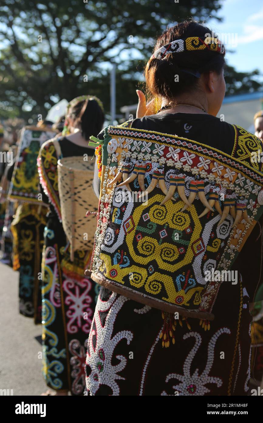 Porte-bébé perlé et costume traditionnel Orang Ulu à Kuching, Sarawak,  Malaisie, Bornéo Photo Stock - Alamy