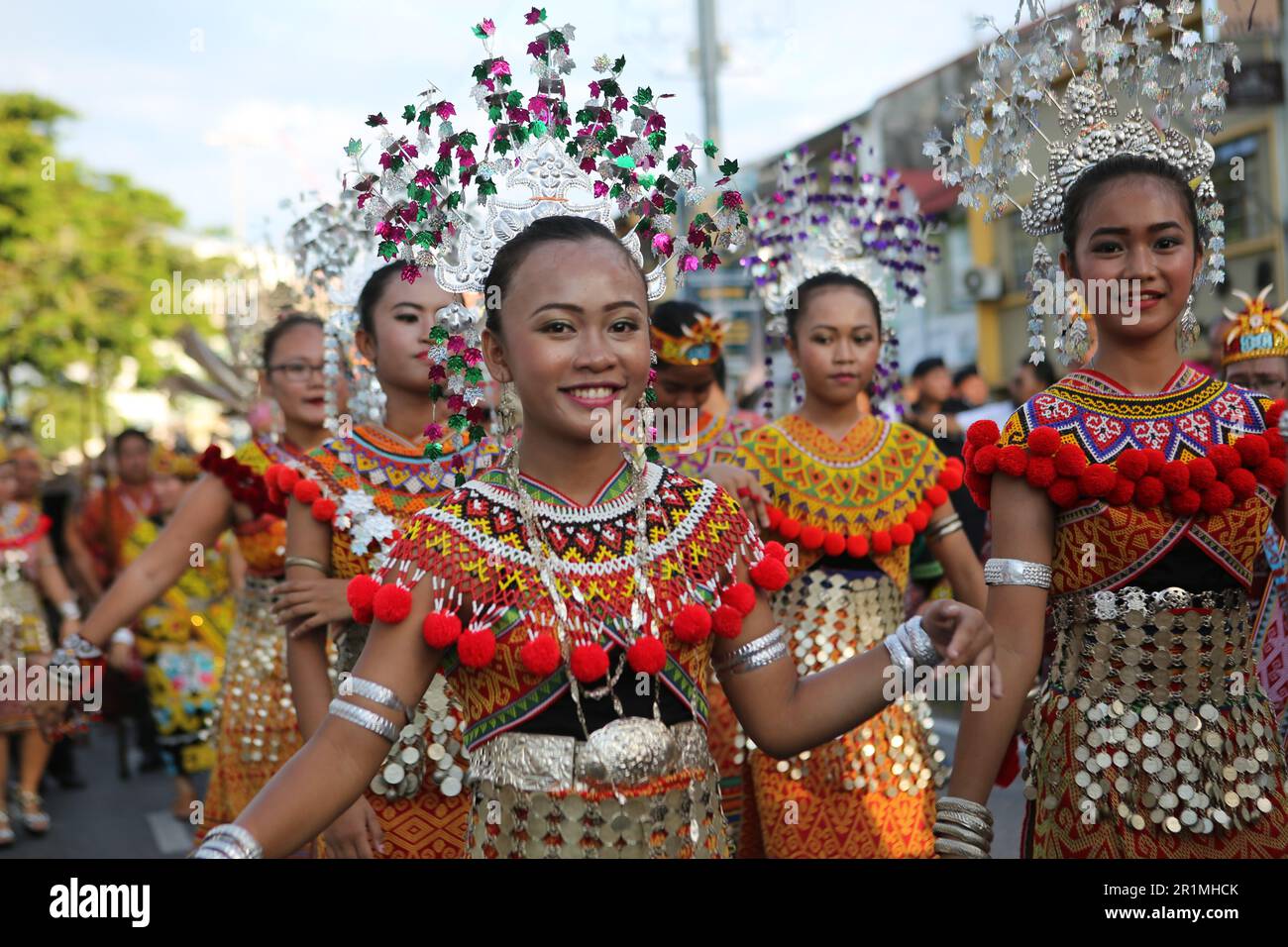 Charmant lass IBAN avec des amis à une parade traditionnelle de Costume à Kuching, Sarawak, Malaisie, Bornéo. Banque D'Images