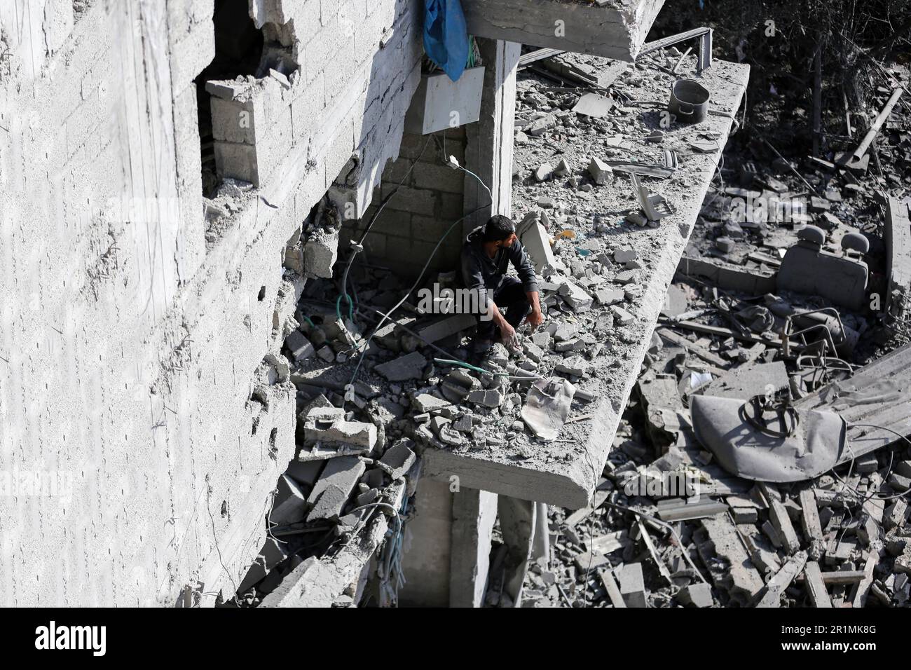 Gaza, Palestine. 13th mai 2023. Les Palestiniens inspectent la destruction de leurs résidences à la suite des raids aériens israéliens à Deir al-Balah, dans le centre de la bande de Gaza, après un accord de cessez-le-feu entre les factions palestiniennes et Israël. Crédit : SOPA Images Limited/Alamy Live News Banque D'Images