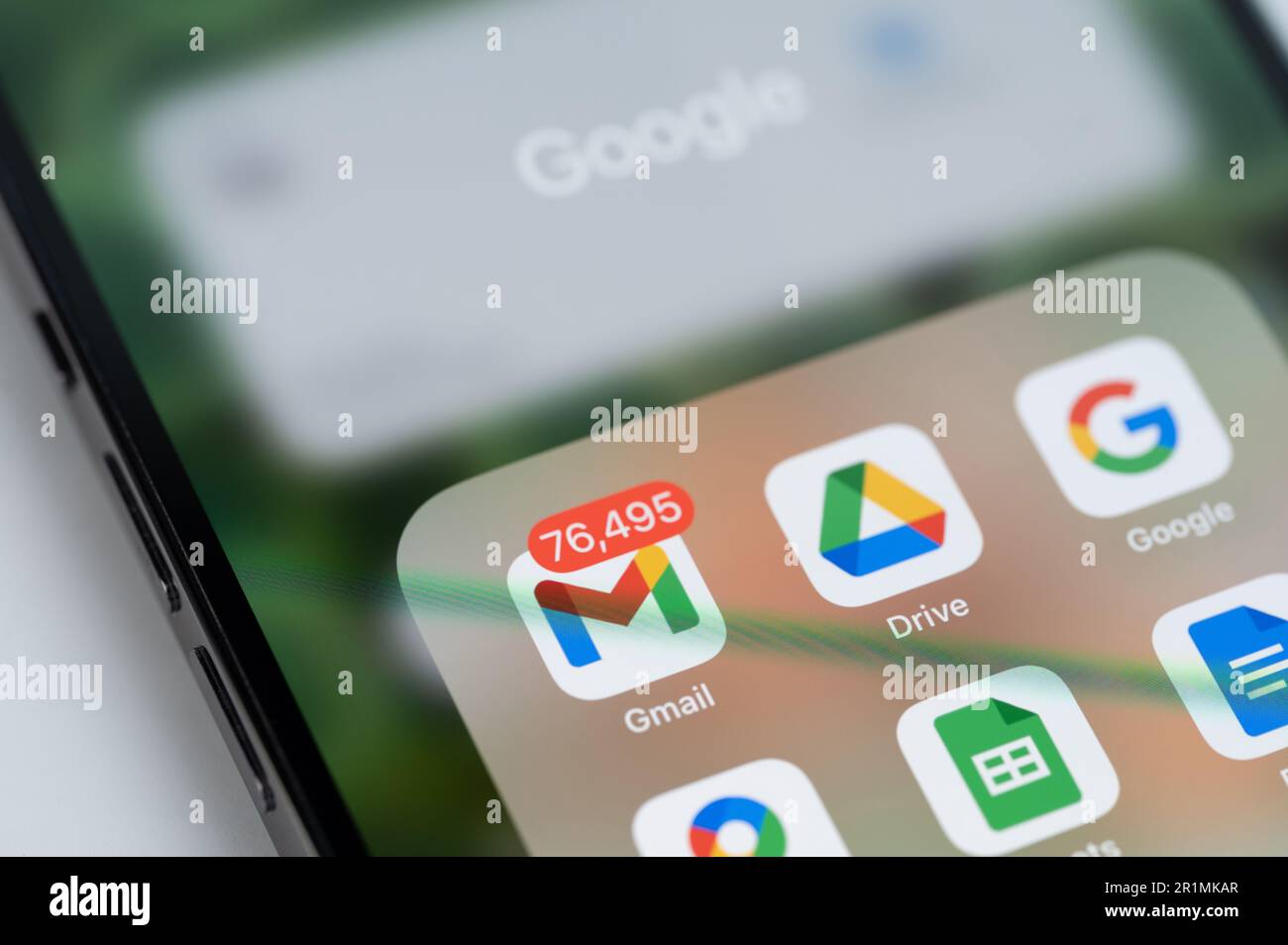 New york, Etats-Unis - 14 mai 2023 : gros plan de l'application Google sur le menu de l'iphone sur l'écran du smartphone Banque D'Images