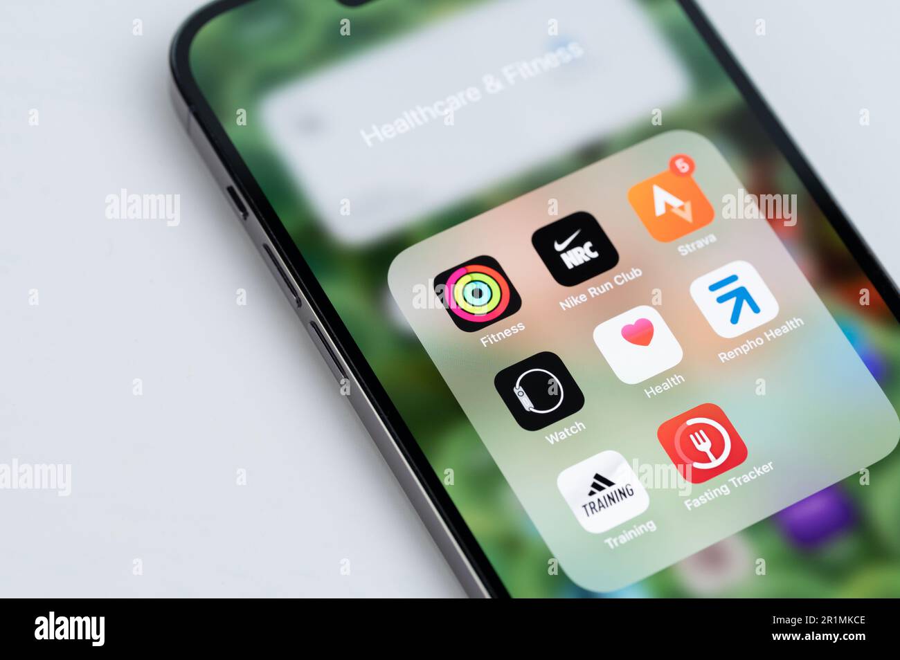 New york, Etats-Unis - 14 mai 2023 : application de santé et de fitness sur le menu de l'iphone gros plan sur l'écran du smartphone Banque D'Images