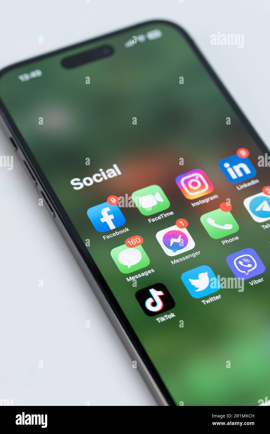 New york, Etats-Unis - 14 mai 2023 : gros plan de l'application sociale sur le menu de l'iphone sur l'écran du smartphone Banque D'Images