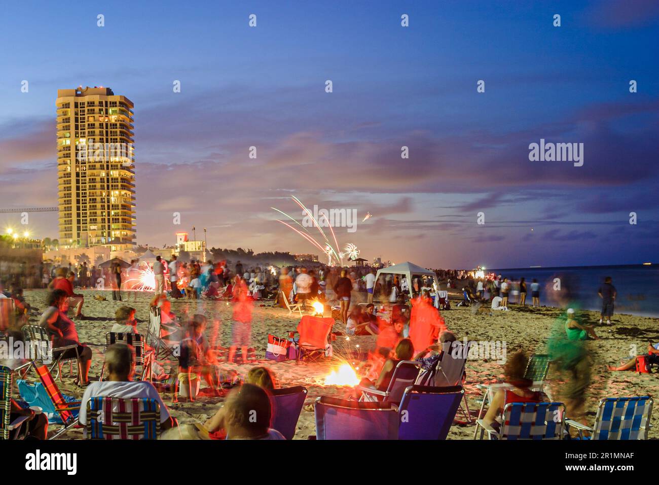 Miami Beach Florida, North Beach Atlantic Ocean Shore, Independence Day activités nuit hispanique célébrer les familles ont rassemblé feu d'artifice Banque D'Images