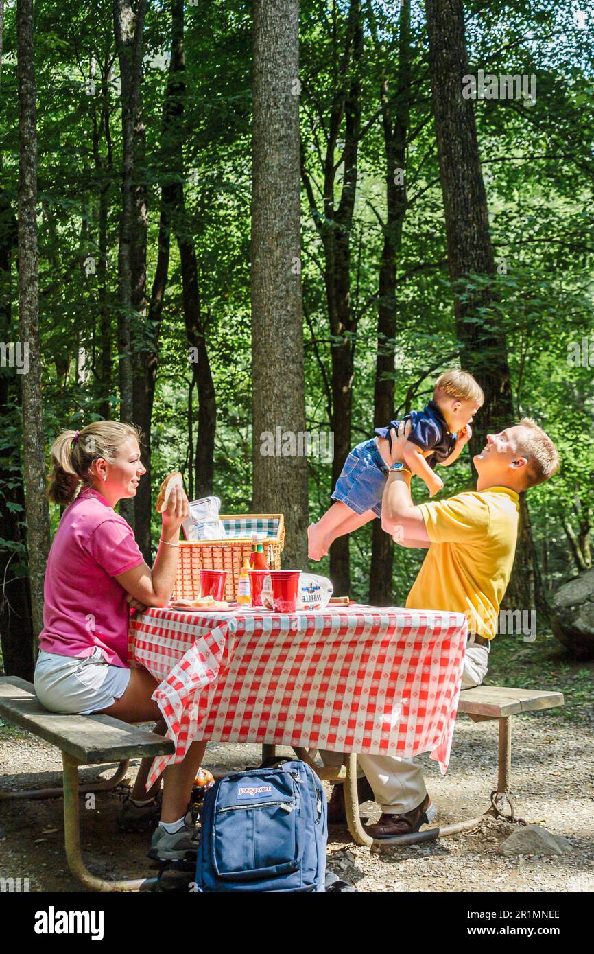 Tennessee Great Smoky Mountains National Park, famille familles mère père enfants table de pique-nique manger nature cadre naturel, Banque D'Images