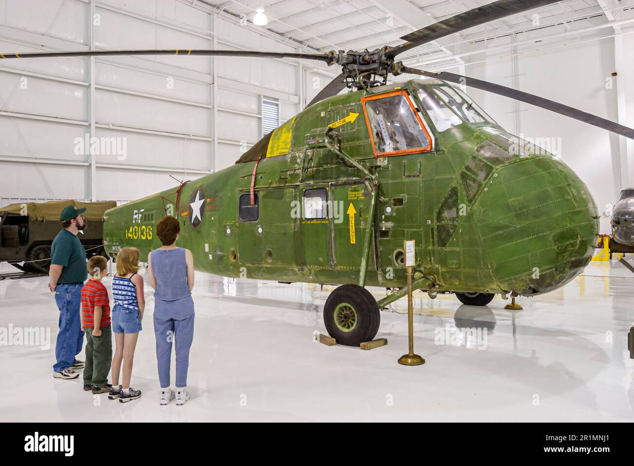 Sevierville Tennessee, Musée de l'aviation, collection d'exposition d'histoire, visiteur les visiteurs regardent hélicoptère militaire, famille père mère Banque D'Images