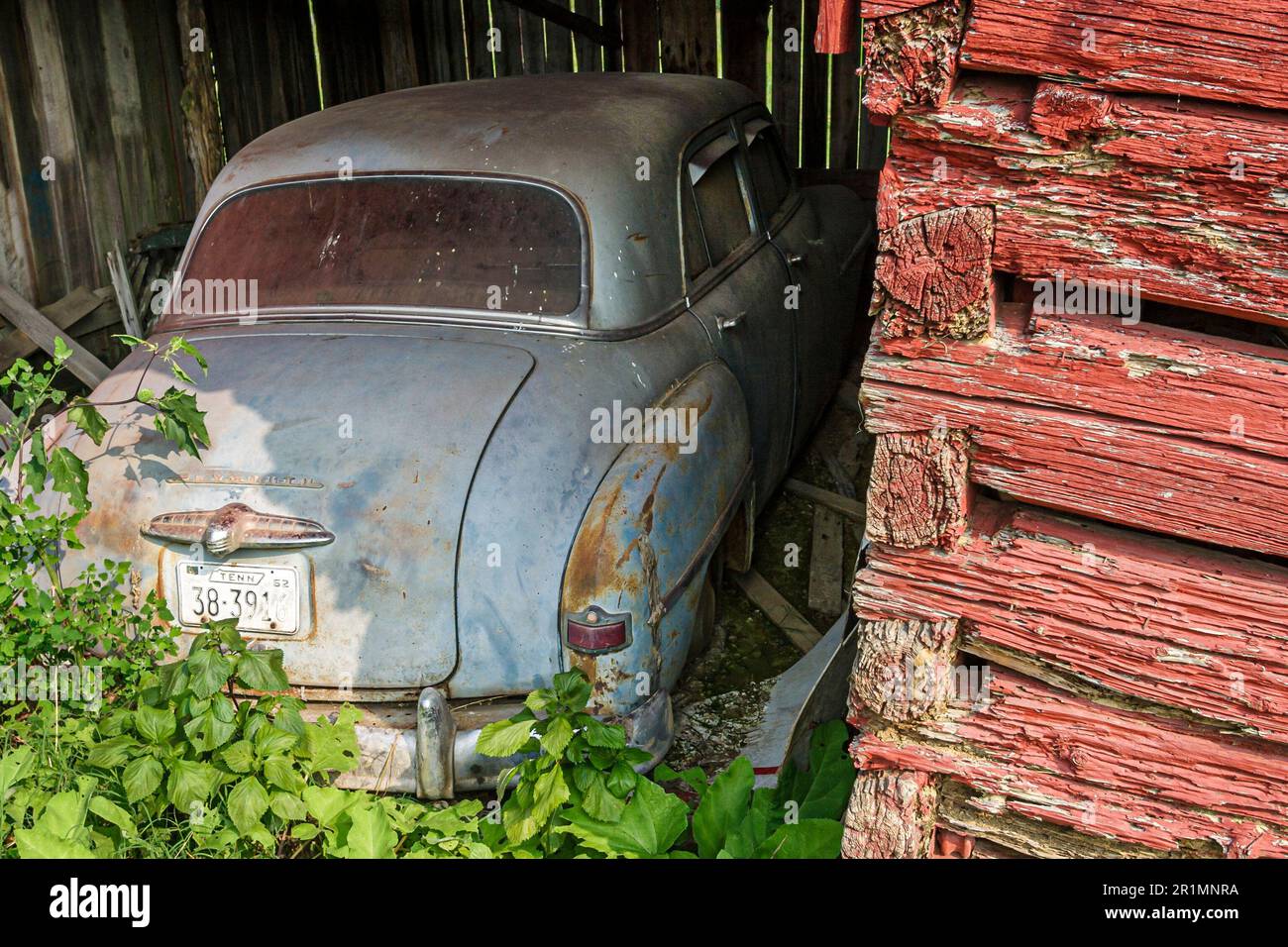 Sevierville Tennessee, grange rouge rural style de vie pays rustique, ancienne vieille voiture Banque D'Images
