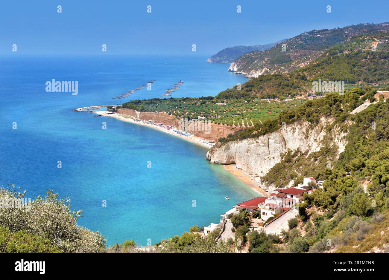 Belle vue sur le bord de mer de la côte des pouilles en Italie avec mer turquoise et collines Banque D'Images