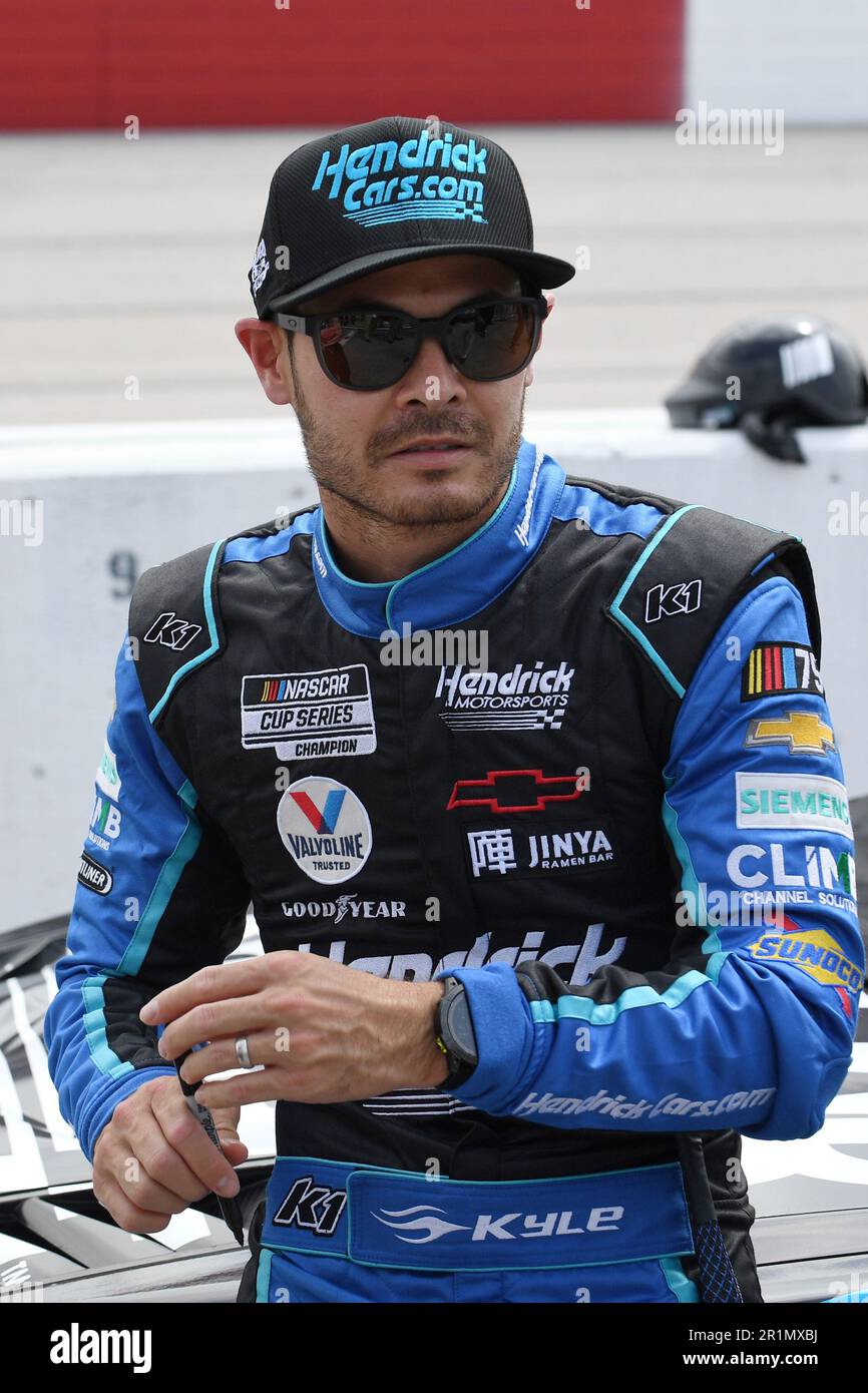 DARLINGTON, SC - MAY 14: Kyle Larson (#5 Hendrick Motorsports HendrickCars.com Throwback Chevrolet) looks on prior to the running of the NASCAR Cup Series Goodyear 400 on May 14, 2023, at Darlington Raceway in Darlington, SC. (Photo by Jeffrey Vest/Icon Sportswire) (Icon Sportswire via AP Images) Banque D'Images